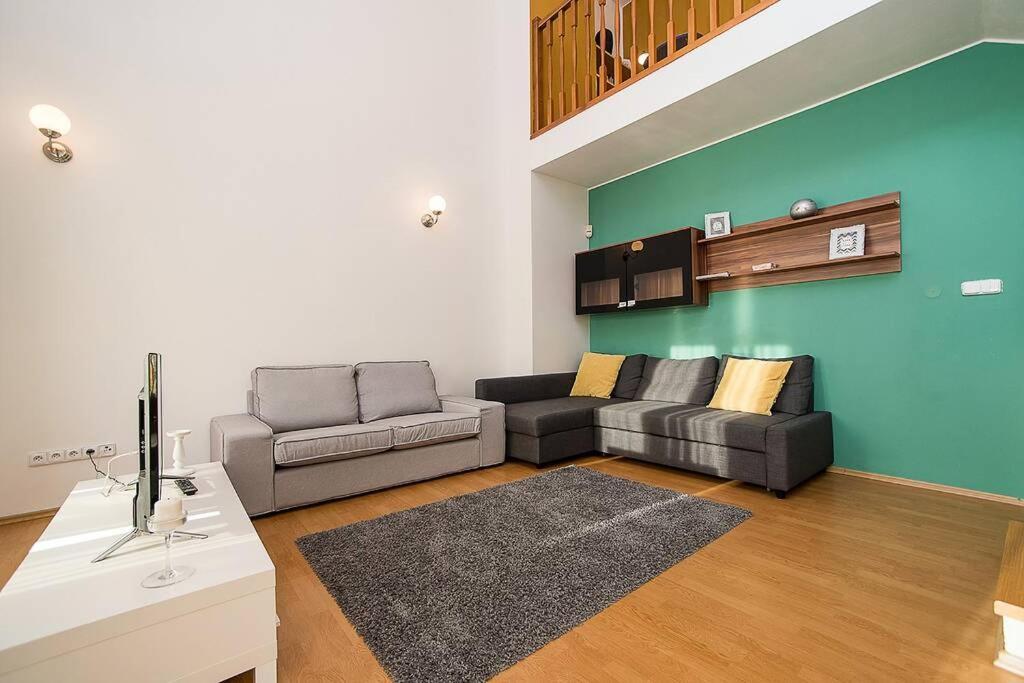 Great Terrace In Big, Flat Appartement *